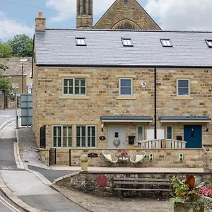  Guest house Hilltop Snug: Cozy Family Retreat In United Kingdom